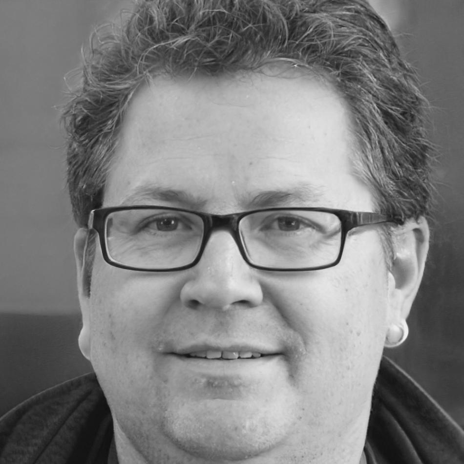 Marcus Thornfield, financial habits specialist and behavioral finance expert